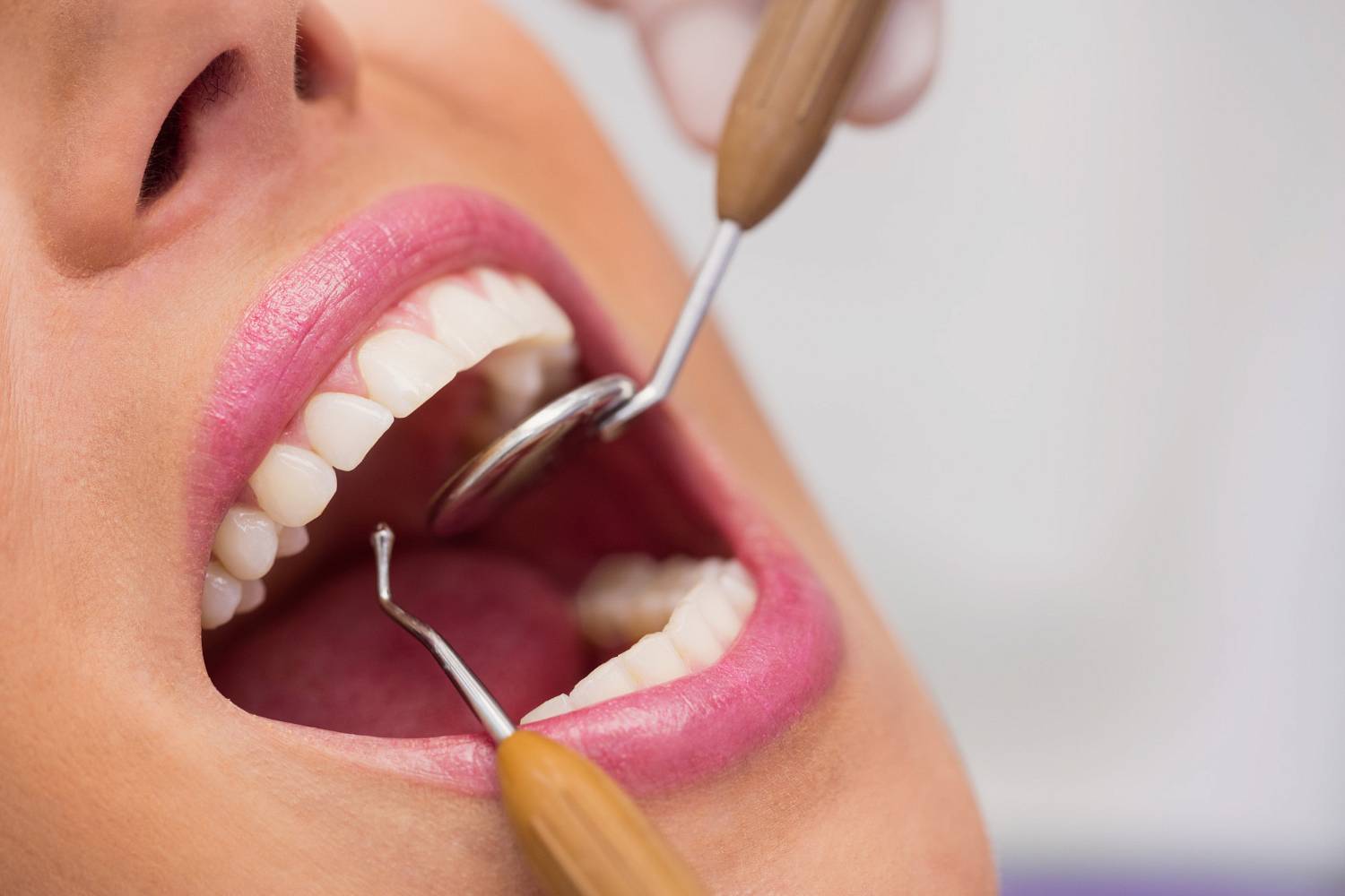 Co dzieje się po wszczepieniu implantu? Gojenie, odbudowa zęba i późniejsze kontrole